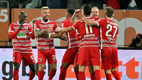 Die Augsburger Spieler jubeln in der zweiten Halbzeit über den 1:0 Treffer in der 2. Halbzeit durch Mergim Berisha.