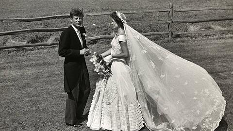Jacqueline Lee Bouvier und John F. Kennedy an ihrem Hochzeitstag.