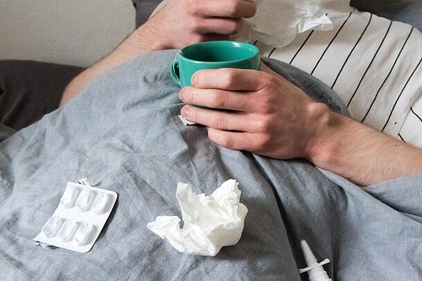 Zur kalten Jahreszeit stecken sich wieder mehr Menschen mit Grippe und Coronavirus an (Symbolbild)