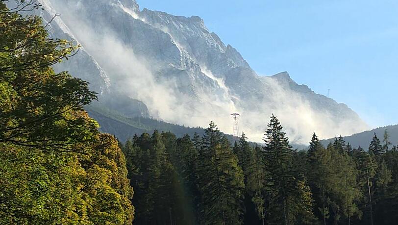 Nach dem Felssturz war eine große Staubwolke an der Zugspitze zu sehen. Nach dem Felssturz war eine große Staubwolke an der Zugspitze zu sehen.