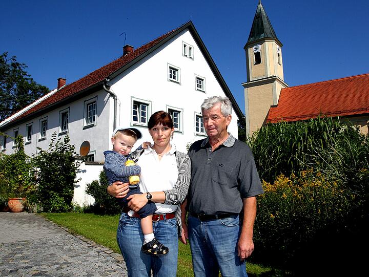 Monika Riesch mit Sohn Maxi und ihrem Vater Georg Huber fürchten um ihr Zuhause.