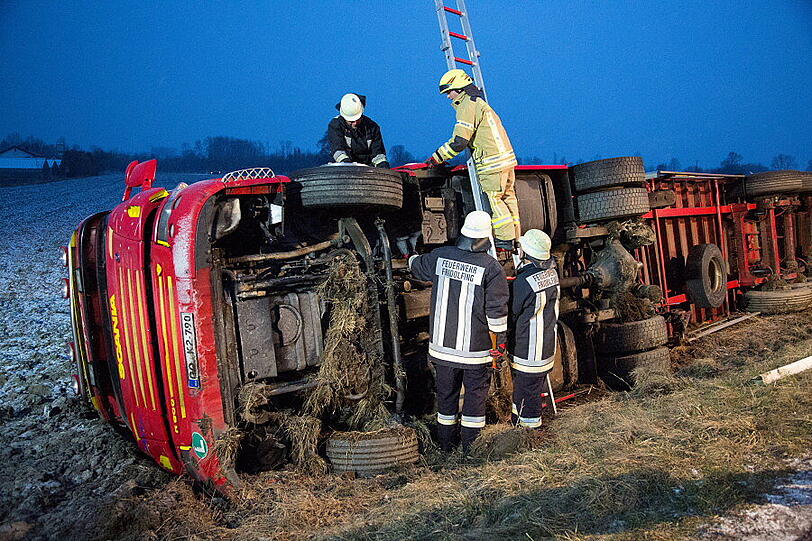 Ein mit Schnittholz beladener Lkw aus Slowenien ist am Montagabend gegen 18.30 Uhr von der Fahrbahn abgekommen und in ein Feld gekippt. Der Fahrer wurde leicht verletzt. Die Bilder
