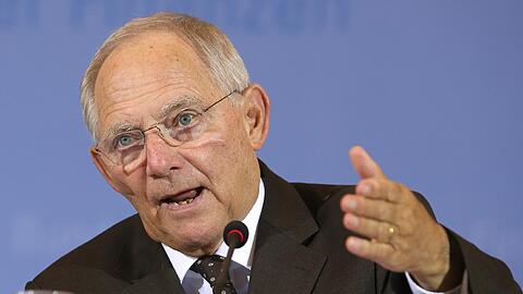 Finanzminister Wolfgang Schäuble vermutet, die kleine Steuerreform würde Bund, Länder und Kommunen pro Jahr zusammen 1,5 Milliarden Euro an Einnahmen kosten.