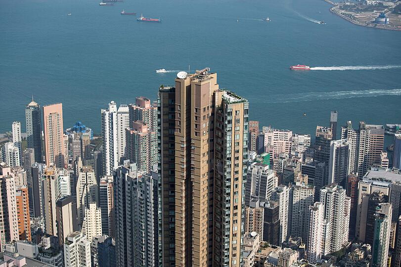 Nicht nur in München muss man für Wohnungen oft saftige Preise zahlen: Die derzeit teuerste Wohnung in Asien ist nach offiziellen Angaben gerade in Hongkong verkauft worden. Die 532 Quadratmeter große Vier-Zimmer-Wohnung mit Dachterrasse in luftiger Höhe wechselte für umgerechnet mehr als 69 Millionen Euro den Besitzer. Das Luxusapartment befindet sich im 46. Stock eines Hochhauses in der begehrten Nachbarschaft Mid-Levels im Central and Western-Distrikt.