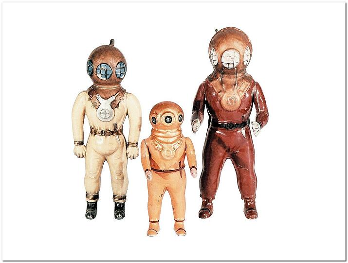 Ein wenig erinnern die drei Taucher an Playmobil. Die Figuren der Marke "Gebrüder Bing" sind aber aus der Zeit um 1900. Dank Luftzufuhr aus einem Gummischlauch steigen sie selbständig aus der Tiefe des Wassers empor.