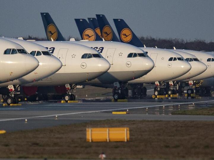 Bis auf weiteres außer Dienst gestellten Passagiermaschinen der Lufthansa sind auf der Landebahn Nordwest am Frankfurter Flughafen geparkt.