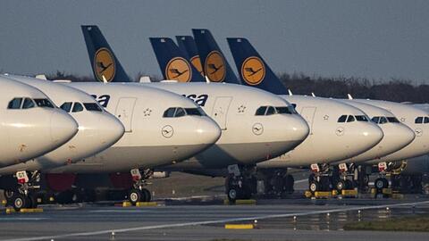Bis auf weiteres außer Dienst gestellten Passagiermaschinen der Lufthansa sind auf der Landebahn Nordwest am Frankfurter Flughafen geparkt.
