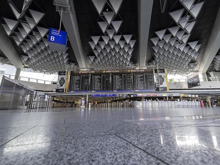 Menschenleer präsentiert sich das Terminal 1 des Flughafens Frankfurt.