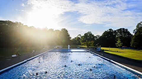 Morgenstund hat Gold im Mund - dieses Motto nehmen sich die Menschen hier im Freibad zu Herzen. Die Schwimmer ziehen schon früh morgens ihre Bahnen.