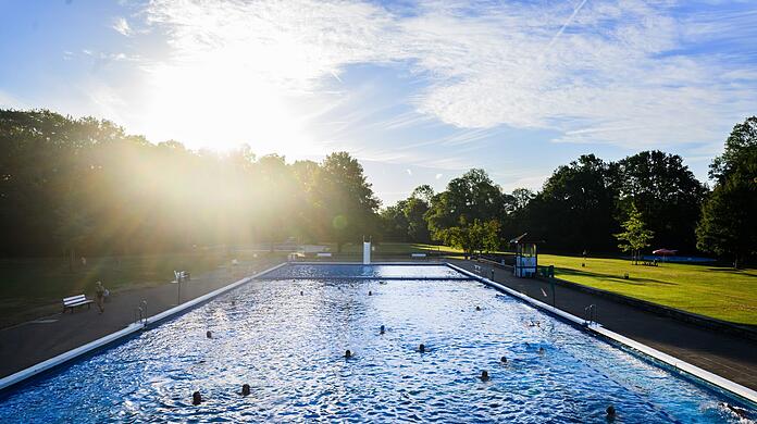 Morgenstund hat Gold im Mund - dieses Motto nehmen sich die Menschen hier im Freibad zu Herzen. Die Schwimmer ziehen schon früh morgens ihre Bahnen.