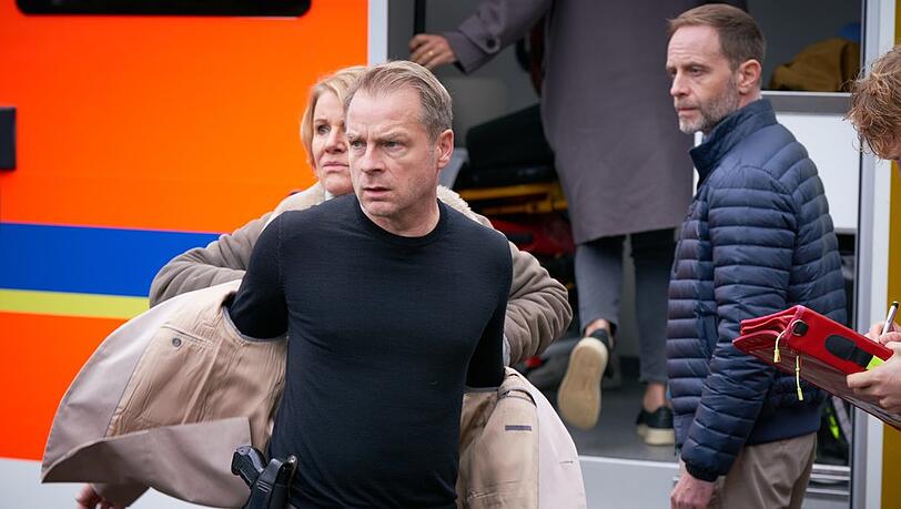 "Marie Brand und die falsche Wahrheit": Marie Brand (Mariele Millowitsch) und Jürgen Simmel (Hinnerk Schönemann, M.) am Tatort.