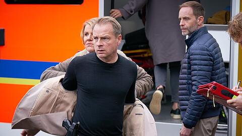 "Marie Brand und die falsche Wahrheit": Marie Brand (Mariele Millowitsch) und Jürgen Simmel (Hinnerk Schönemann, M.) am Tatort.