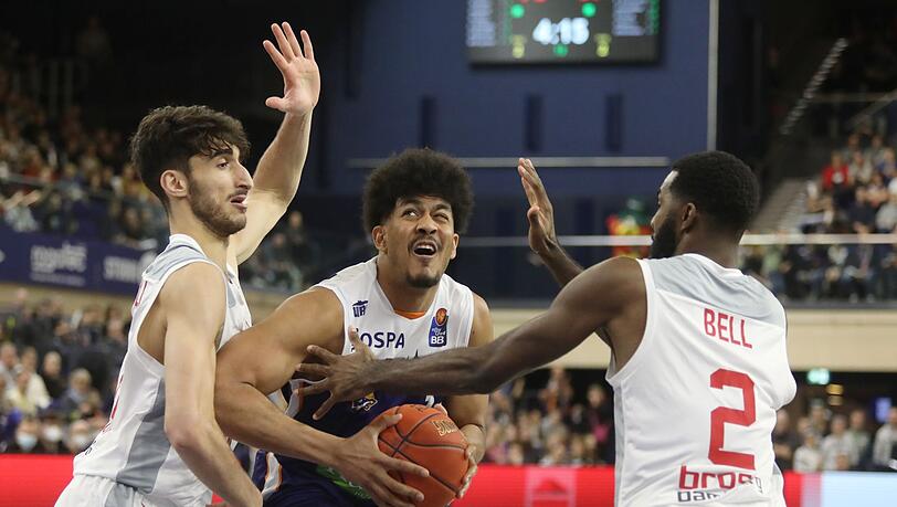 Gabriel De Oliveira (M) von den Rostock Seawolves gegen Gabriel Chachashvili (l) und Amir Bell (r) von Brose Bamberg.