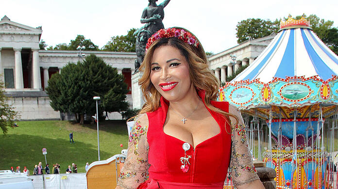Patricia Blanco auf dem Balkon von Käfers Wiesn-Schänke