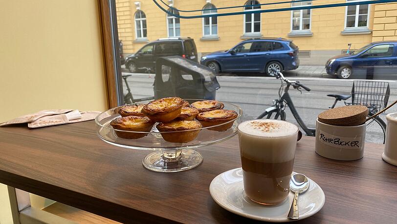 Die Trend zum Zweittörtchen ist groß. Ein "Pastel de Nata" schmeckt knusprig und süß – und ist verdammt schnell aufgegessen. Die Trend zum Zweittörtchen ist groß. Ein "Pastel de Nata" schmeckt knusprig und süß – und ist verdammt schnell aufgegessen.