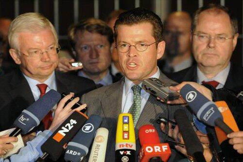 Roland Koch, Karl-Theodor zu Guttenberg und Peer Steinbrück (v.l.) erläutern die Einigung zur Opel-Rettung