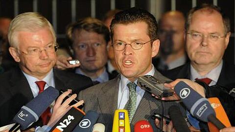 Roland Koch, Karl-Theodor zu Guttenberg und Peer Steinbrück (v.l.) erläutern die Einigung zur Opel-Rettung