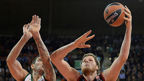 Bayern-Center John Bryant gegen Athen.