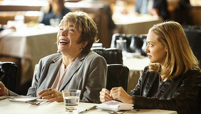 Bei dem Versöhnungsgespräch mit ihrer Tochter hat Harriet (Shirley MacLaine, links) allen Grund erleichtert zu lachen. Ihre Begleiterin Anne Sherman (Amanda Seyfried) hat sie so noch nie gesehen.