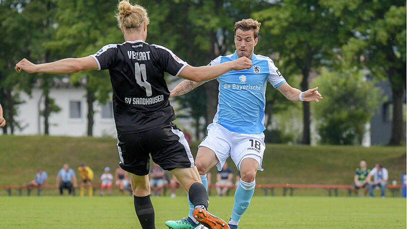 Nico Karger (r.) im Zweikampf mit Jesper Verlaat. Szene aus dem Testspiel zwischen dem TSV 1860 München und SV Sandhausen.