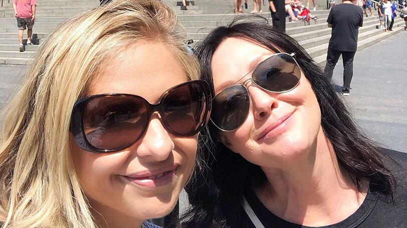 Sarah Michelle Gellar (l.) und Shannen Doherty grüßen gemeinsam aus New York