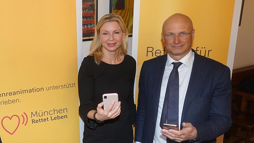 Haben an der App gearbeitet: Notfallmediziner Stephan Prückner und Gesundheitsreferentin Stephanie Jacobs.