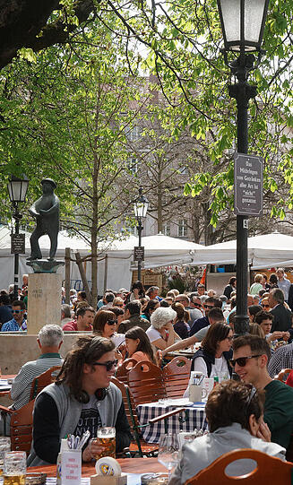 Entspannt: Kühles Bier am Viktualienmarkt.