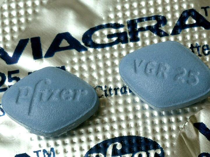 Im französischen Montereau gibt es nicht genügend Kinder, um künftig alle Schulklassen zu füllen. Bürgermeister Debouzy will nun in der Gemeinde die Potenzpille Viagra verteilen lassen.