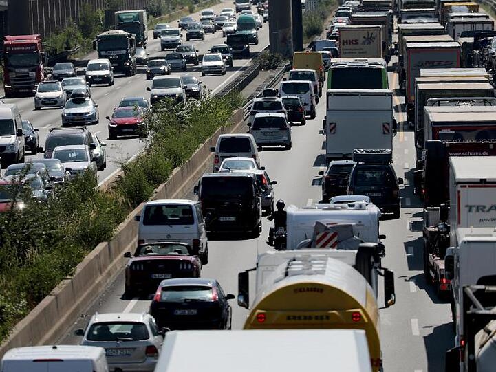 Fahrzeuge stauen sich auf der Autobahn. Foto: Oliver Berg/Archivbild