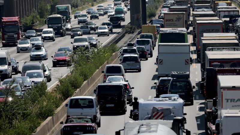 Fahrzeuge stauen sich auf der Autobahn. Foto: Oliver Berg/Archivbild Fahrzeuge stauen sich auf der Autobahn. Foto: Oliver Berg/Archivbild