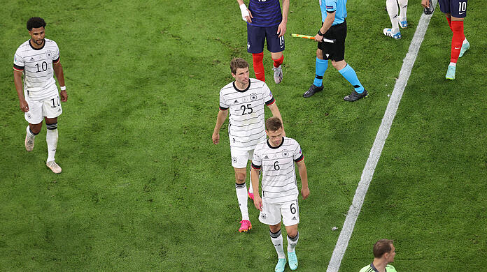 Enttäuscht nach der Niederlage gegen Frankreich: Serge Gnabry (li.), Thomas Müller und Joshua Kimmich.