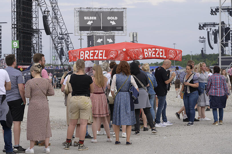 ... und Hunger. Wobei der "Brezel"-Stand nicht ganz bairisch-stilsicher ist.