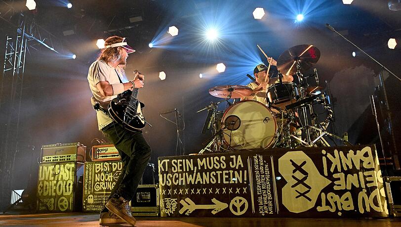 Die Sportfreunde Stiller heizen dem Publikum des Münchner Tollwood kräftig ein.