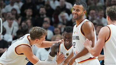 Moritz Wagner (l) hatte bei der WM zusammen mit Dennis Schröder (M.) den Titel geholt.