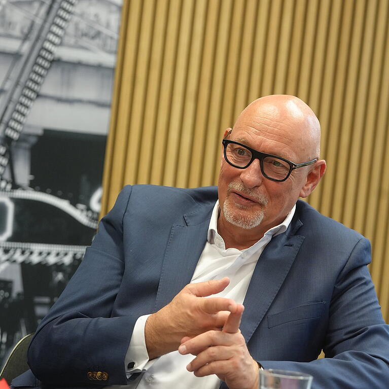 Die Mieten in den st&auml;dtischen Wohnungen k&ouml;nnten bald steigen. Denn der Mietenstopp l&auml;uft Ende des Jahres aus. Der neue Gesch&auml;ftsf&uuml;hrer der M&uuml;nchner Wohnen, J&ouml;rg Franzen, erkl&auml;rt im AZ-Interview, wie er damit umgehen will.