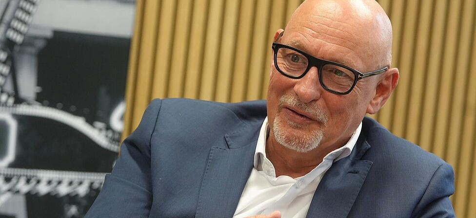 Die Mieten in den st&auml;dtischen Wohnungen k&ouml;nnten bald steigen. Denn der Mietenstopp l&auml;uft Ende des Jahres aus. Der neue Gesch&auml;ftsf&uuml;hrer der M&uuml;nchner Wohnen, J&ouml;rg Franzen, erkl&auml;rt im AZ-Interview, wie er damit umgehen will.
