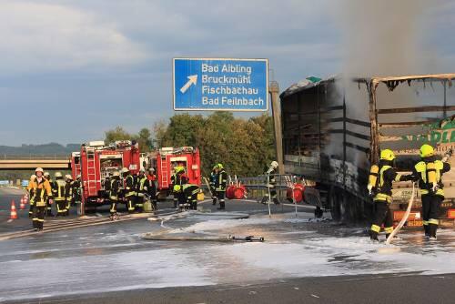 Ausgebrannt: Der Sattelaufleger eines Lkw brannte aus.