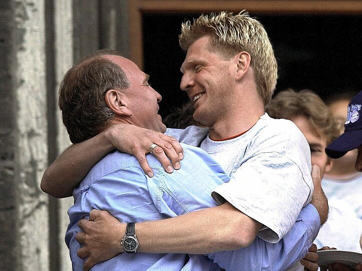 Stefan Effenberg, der Kapitän des FC Bayern München, umarmte am 20.05.2000 auf dem Münchner Marienplatz Uli Hoeneß. Der FC Bayern gewann nach einem 3:1-Sieg gegen Werder Bremen die 17. deutsche Fußballmeisterschaft