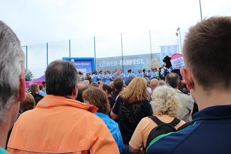 Weitere Bilder vom Löwen-Fanfest am Trainingsgelände an der Grünwalder Straße.