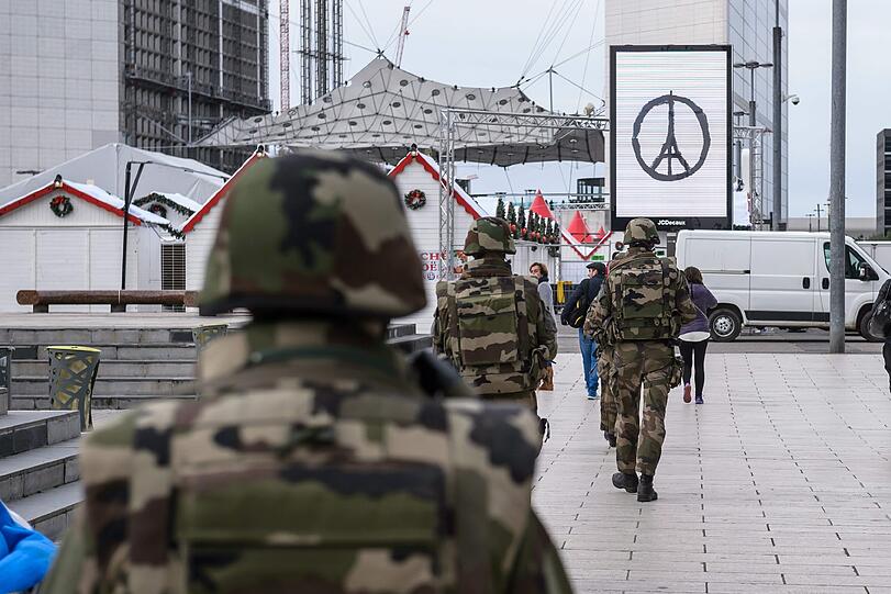 Trauer in und um Paris. Die Bilder nach der Serie von der Terroranschlägen.