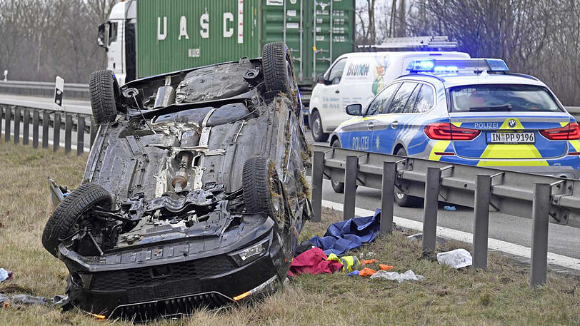 Das Auto hat sich mehrfach überschlagen und landete anschließend auf einer Wiese.