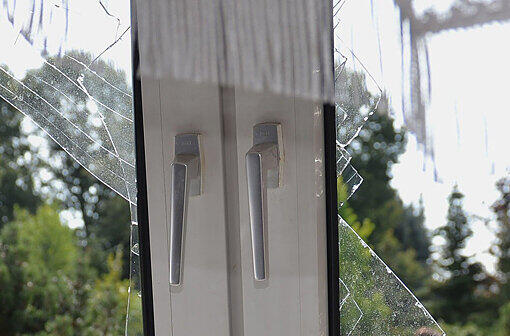 Aus einem Fenster im ersten Stock eines Hauses in Kirchtrudering ist ein Mädchen gestürzt (Symbolbild)