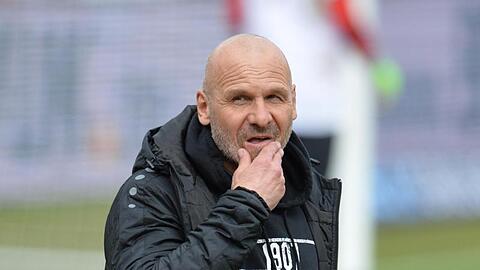 Der Würzburger Trainer Bernhard Trares.