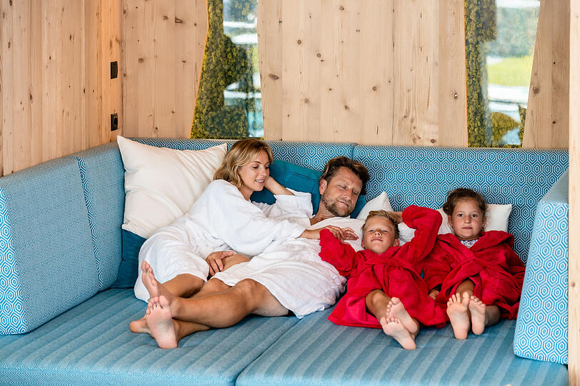 Kuscheln sich auf die gemütlichen Liegen oder Kuschel-Inseln nach einem Besuch in der Familien-Textilsauna.
