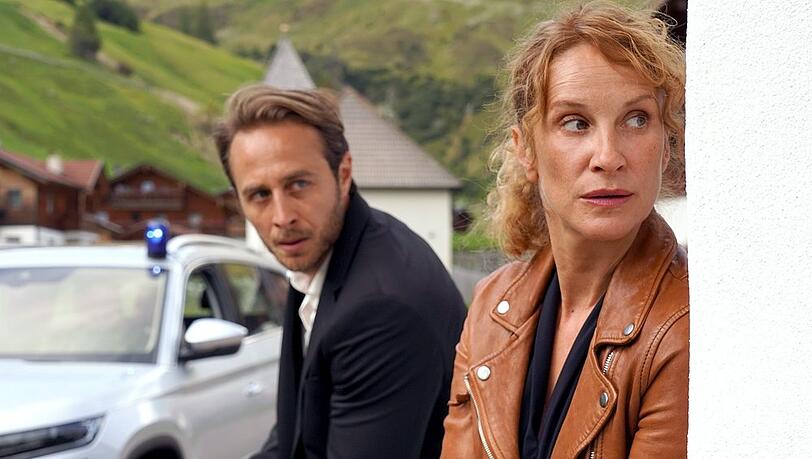 "Der Bozen-Krimi: Mord am Penser Joch": Kommissarin Sonja Schwarz (Chiara Schoras) und ihr Kollege Jonas (Gabriel Raab) bei einem dramatischen Einsatz.