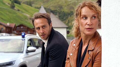 "Der Bozen-Krimi: Mord am Penser Joch": Kommissarin Sonja Schwarz (Chiara Schoras) und ihr Kollege Jonas (Gabriel Raab) bei einem dramatischen Einsatz.