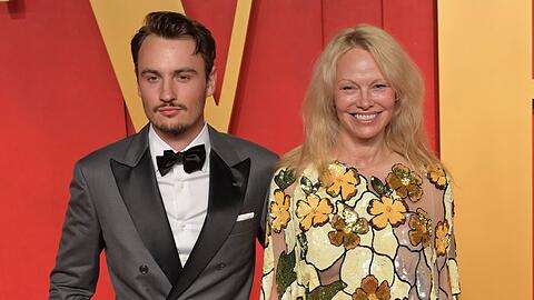 In Begleitung ihres ältesten Sohnes Brandon Thomas Lee strahlte Pamela Anderson ungeschminkt auf dem roten Teppich der Vanity Fair Oscar Party.