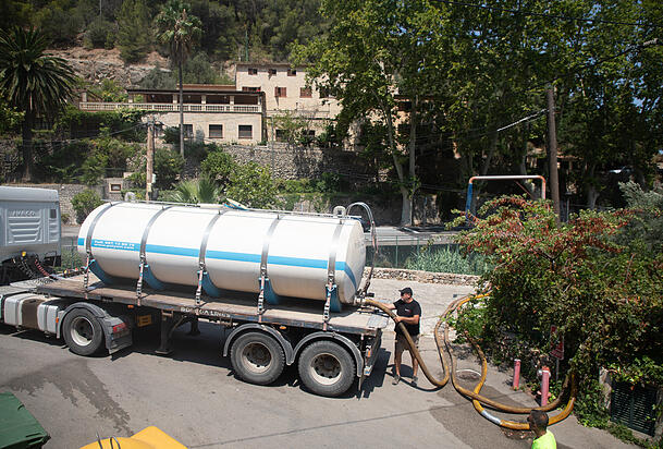 Julio, Fahrer eines Wassertankwagens, speist in Deia Wasser ins kommunale Netz ein. Mallorca leidet vielerorts unter akutem Wassermangel. Wegen der anhaltenden Trockenheit verschärfte die Gemeinde Deià an der Westküste ihre Sparmaßnahmen. Julio, Fahrer eines Wassertankwagens, speist in Deia Wasser ins kommunale Netz ein. Mallorca leidet vielerorts unter akutem Wassermangel. Wegen der anhaltenden Trockenheit verschärfte die Gemeinde Deià an der Westküste ihre Sparmaßnahmen.