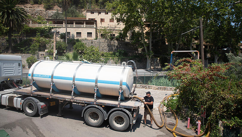 Julio, Fahrer eines Wassertankwagens, speist in Deia Wasser ins kommunale Netz ein. Mallorca leidet vielerorts unter akutem Wassermangel. Wegen der anhaltenden Trockenheit verschärfte die Gemeinde Deià an der Westküste ihre Sparmaßnahmen. Julio, Fahrer eines Wassertankwagens, speist in Deia Wasser ins kommunale Netz ein. Mallorca leidet vielerorts unter akutem Wassermangel. Wegen der anhaltenden Trockenheit verschärfte die Gemeinde Deià an der Westküste ihre Sparmaßnahmen.
