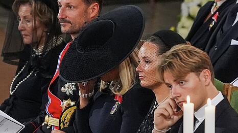 Emotionaler Moment in der Osloer Domkirche: Prinz Sverre Magnus k&auml;mpfte mit den Tr&auml;nen. Neben ihm sa&szlig; Schwester Ingrid Alexandra, Norwegens neue Kronprinzessin.